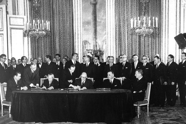 Bundesarchiv_B_145_Bild-P106816,_Paris,_Unterzeichnung_Elysée-Vertrag